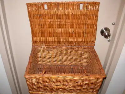 J'offre une valise en osier, avec couvercle. (Idéal pour pique-nique). Les dimensions sont de 24 po....