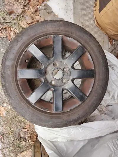 Mag Volks Wagen 16 po noirs Pneus 4 saisons : P205/55R16 Les pneus on une saison - voir les sillons...