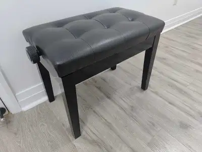 Used adjustable piano bench in good condition. The top measures approximately 22 - 24 inches in leng...