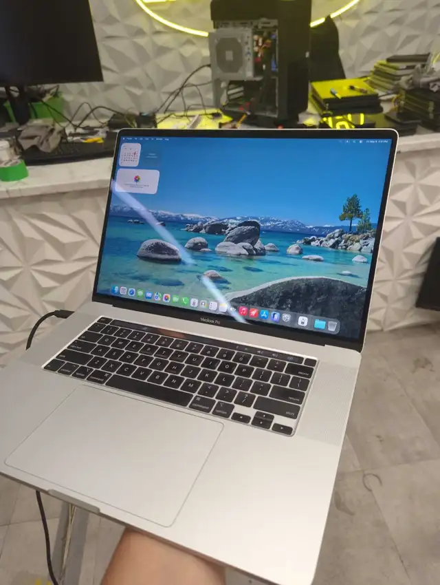 MacBook pro 2018 in Laptops in City of Montréal - Image 3