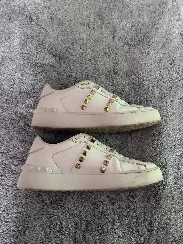 Valentino Rockstud Sneakers in Men's Shoes in Markham / York Region - Image 4