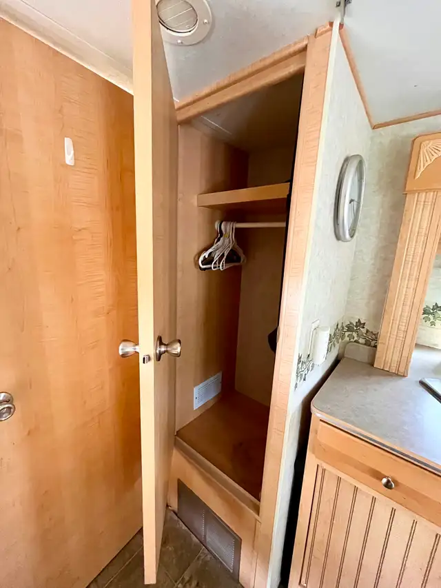 2005 Trail Lite Camper Sleeps 6 in Travel Trailers & Campers in Fort St. John - Image 9
