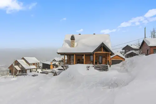 Imaginez-vous réveiller face à la montagne, chausser vos skis et partir directement du chalet vers l...