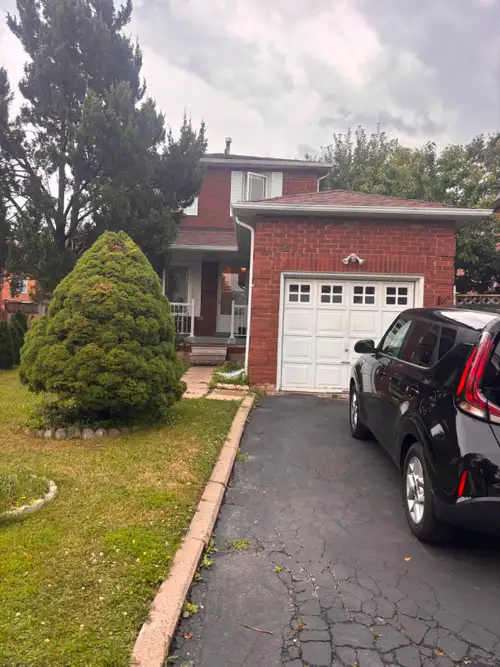 Clean and bright room for rent in Mississauga! Second-floor room. Clean and well-maintained house wi...