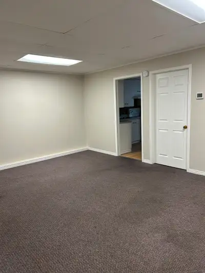 1 bedroom, clean, spacious apartment for rent Walking distance to all amenities ( 1 min to the bus s...