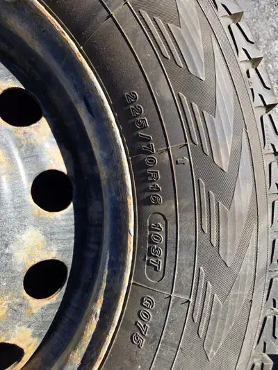 Pneus Yokohama iceguard 225/70R16 avec jantes, 1 hiver : 2500 km seulement.