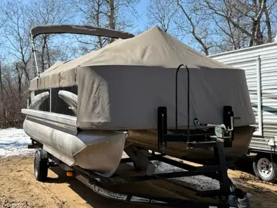 2013 Princecraft Vectra 21 Pontoon boat. Has approximately 200 or less hours on the engine, upholste...