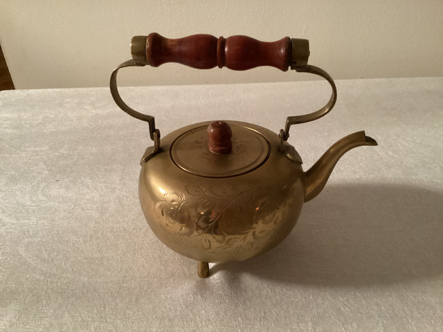 Vintage Indian Brass Teapot with Wood Handle in Arts & Collectibles in City of Toronto - Image 2