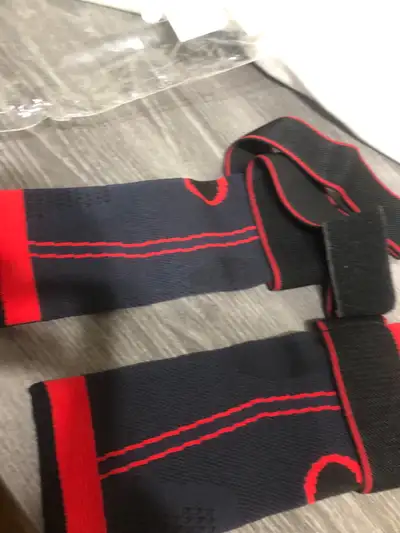 This new pair of ankle braces comes in a medium size and a red and black colourway. It's designed fo...