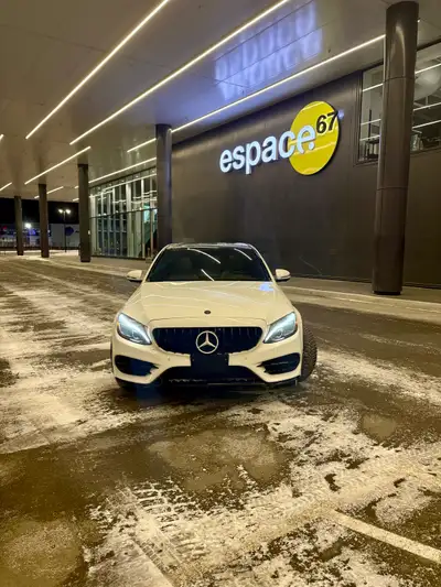 Mercedes-Benz C300 4MATIC 2017, 182 000kilo en excellente condition, très propre et entretenue avec...