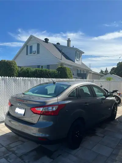 - Ford Focus 2013 SE 4 portes - moteur 2L - 2 propriétaires (aucun fumeur / aucun animaux) - compren...