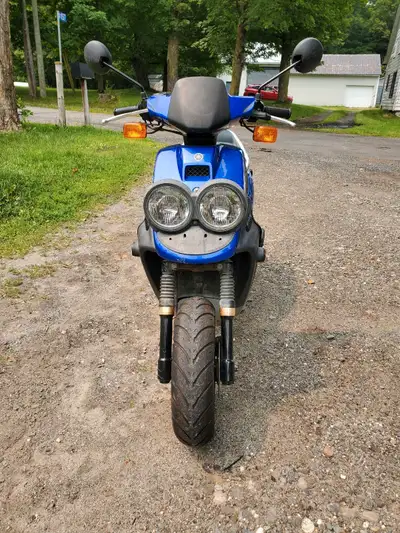 Très bon scooter, fonctionne bien. Parfait pour une job d'été. Entretient fait et bien entretenu.