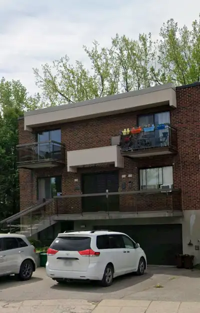 Grand 4 1/2 propre et lumineux disponible immédiatement. Situé sur une rue résidentielle tranquille....