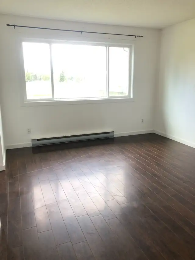 3 Beds 1 Bath Townhouse in Long Term Rentals in Smithers - Image 3