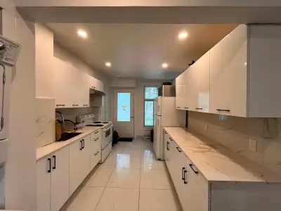 Fully Renovated Spacious 5-1/2 For Rent!