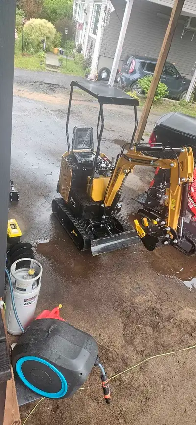Brand new 1.2 ton wxcavator with a 13.5 bridge and stratton gas engine