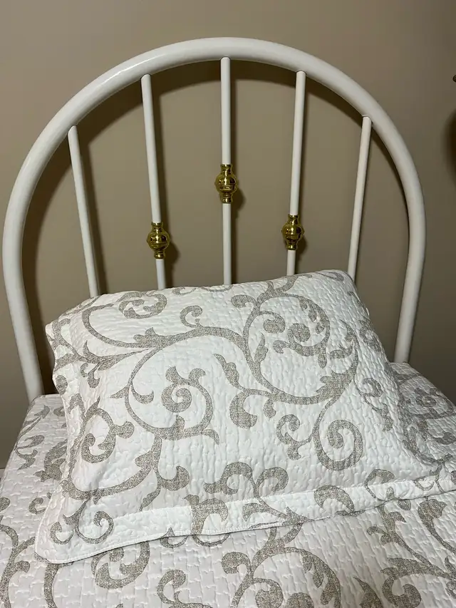 Lit simple blanc et or en métal in Beds & Mattresses in Sherbrooke - Image 3