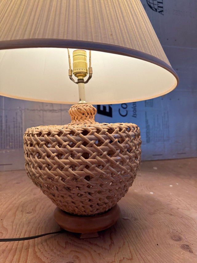 Wicker table lamp in Indoor Lighting & Fans in Kingston - Image 2