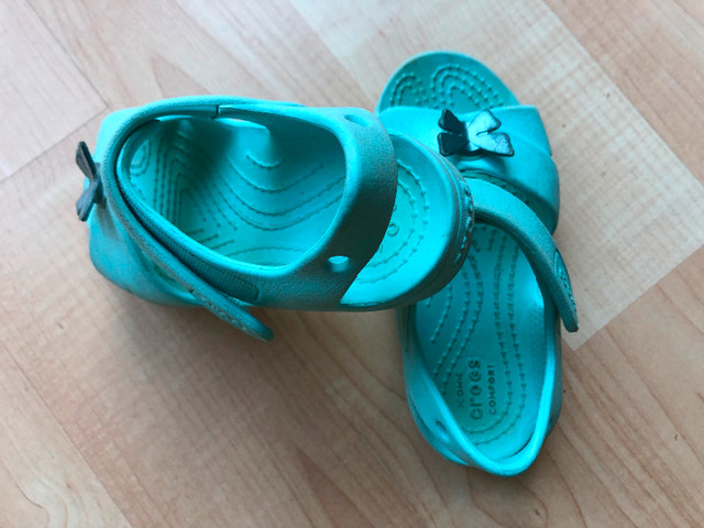 Crocs girls Classic Cross-Strap Sandal $15 size 9, used in Kids & Youth in Oakville / Halton Region - Image 2