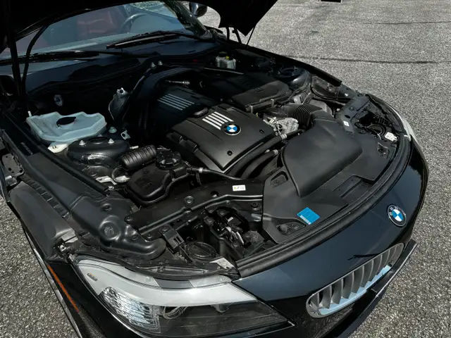 2011 BMW Z4 convertible in Cars & Trucks in Barrie - Image 6