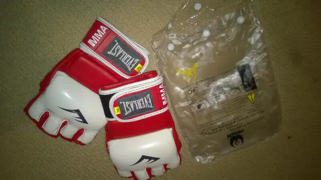 Everlast MMA Amateur Fight Gloves in Exercise Equipment in Mississauga / Peel Region - Image 8