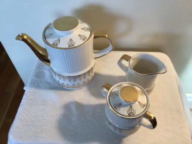 Gibson, England Tea Pot/Cream/Sugar in Arts & Collectibles in Edmonton - Image 6