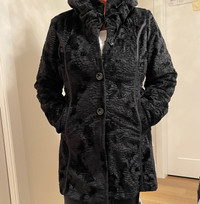 Beautiful reversible women winter jacket size large in new condi