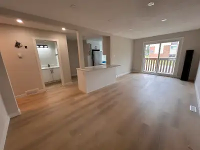 Bright & Modern 3 Bedroom Duplex in Central location!