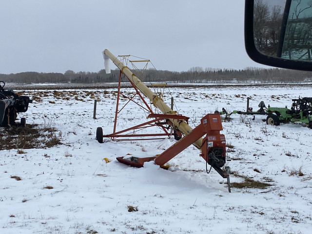 Westfield 10 71 Swing Away Auger  in Farming Equipment in Saskatoon - Image 3