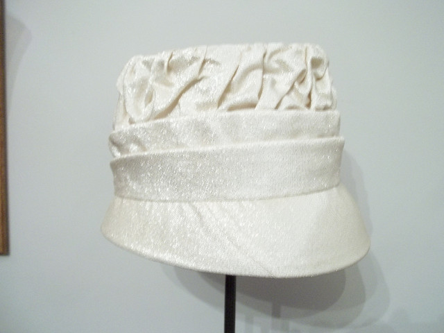 Vintage Bucket Hat in Arts & Collectibles in Hamilton - Image 2