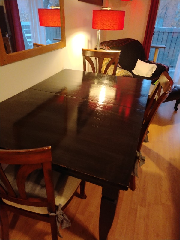 Table de cuisine style rustique en bois massif et 4 chaises. Mobilier