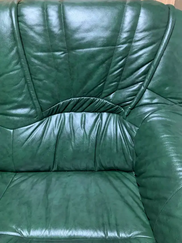 divan et causeuse en cuir véritable  vert in Couches & Futons in Trois-Rivières - Image 7