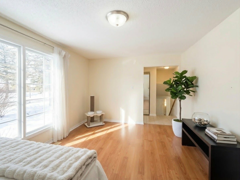 5-bedroom house in Merivale near Algonquin / Carleton U Oct 2026 4