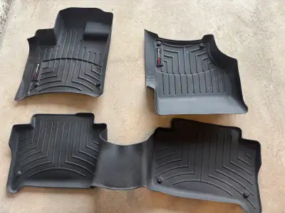 Set of Audi Q7 first gen weather tech floor mats. Was on 2009. No longer has vehicle. Also has cargo...
