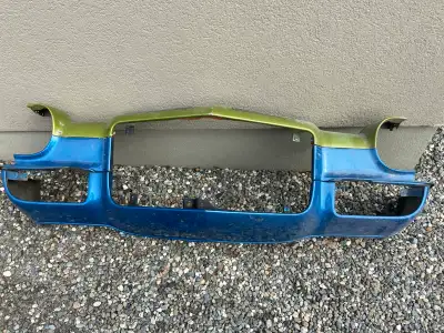 Je vends un nez avant de voiture classique. Il est en état d'usage, comme on peut le voir sur les ph...