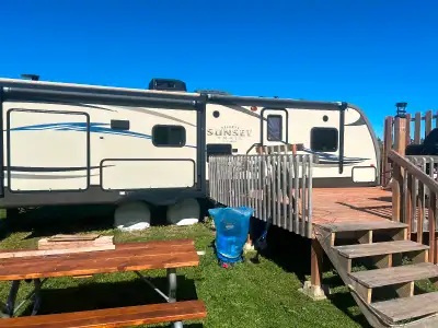 2014 Sunset Trail by crossroads camper 32 ft couples camper 3 slide outs Outdoor kitchen with fridge...