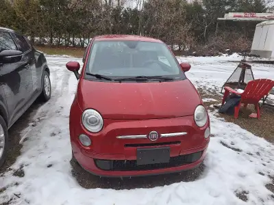 Je vends ma Fiat 500 2015 automatique, une petite voiture rouge vif avec 122238 kilomètres au compte...