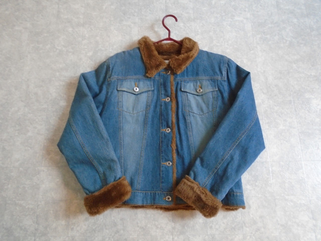 Manteau de jean doublé pour dame ** NEUF, jamais porté ** dans Femmes - Hauts et vêtements d'extérieur  à Saguenay