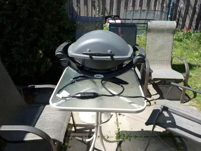 BBQ électrique Weber, modèle Q 1400 Testé et nettoyé, il fonctionne très bien. Demande 140$