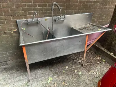 Evier commercial avec robinetterie   $800, View more