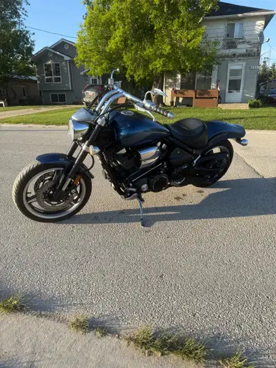 2005 Yamaha road warrior xv1700. Runs and drives perfect, Corbin seat, customs bars, grips mirrors e...