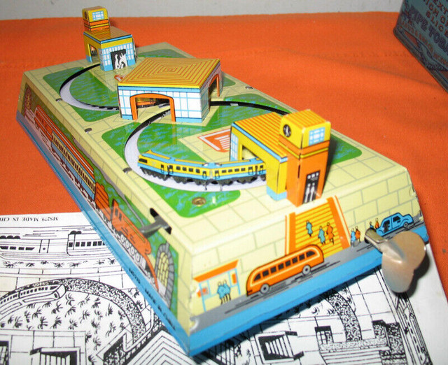 Wind Up Mechanical Tin Train Set  With Key (New) Boxed in Arts & Collectibles in Edmonton - Image 2