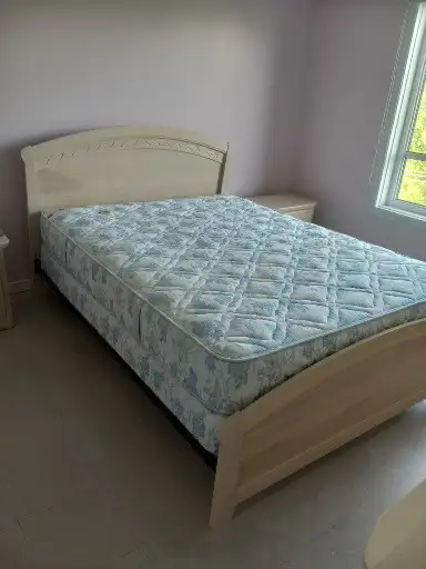 Mobilier de chambre à coucher complet, en très bon état, View more