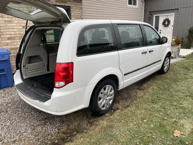2015 Dodge Grand Caravan in Cars & Trucks in Leamington - Image 4