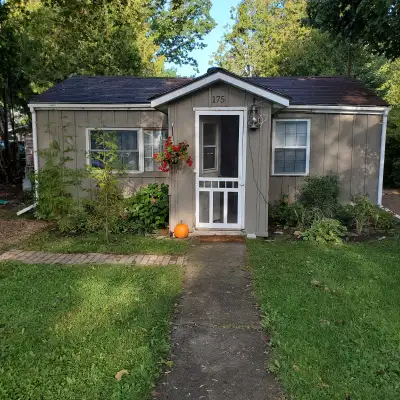 Two bedroom cottage with pull out couch. Located on a quiet residential lane. Internet. Short 1K wal...