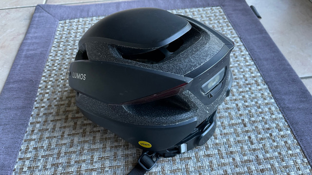 Lumos smart bicycle helmet size Small in Clothing, Shoes & Accessories in Oakville / Halton Region