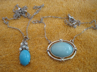 2 small costume jewellery necklaces