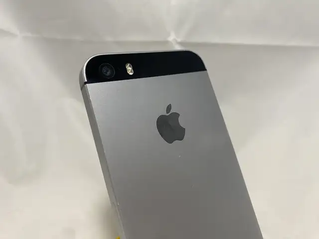 iPhone SE Space Gray (Unlocked) A1723 32GB Use IOS 15.7.9 Batter in Cell Phones in Tricities/Pitt/Maple - Image 4