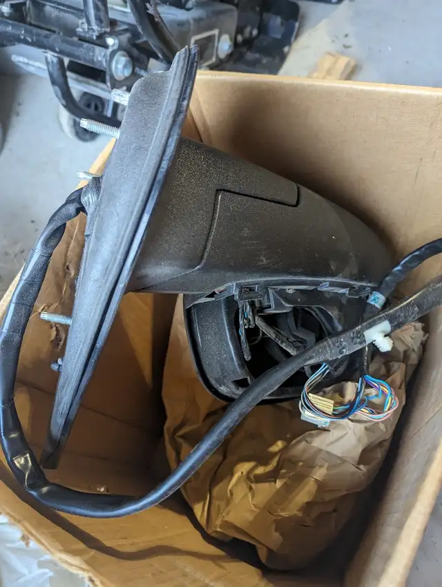 GMC Yukon passenger side mirror in Other in Barrie - Image 3
