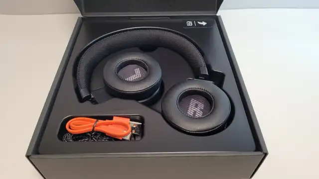 JBL LIVE 460NC in Headphones in Laval / North Shore - Image 5